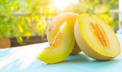 Skiver frisk melon for å spise om sommeren