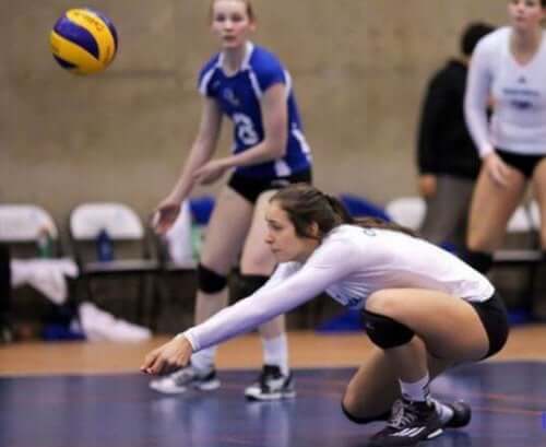 Jente spiller volleyball