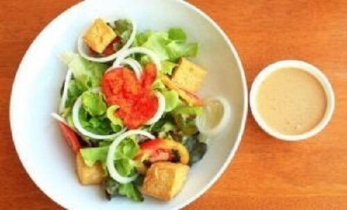 Salat med tofu.