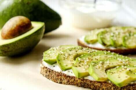 Avokado på toast, som kan være en del av kostholdet for en vegetarisk idrettsutøver.