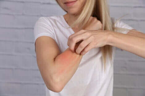 En kvinne som lider av allergi etter å ha trent med utendørs.