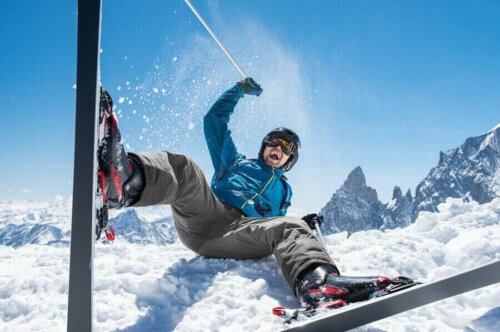 Mann som faller på ski.