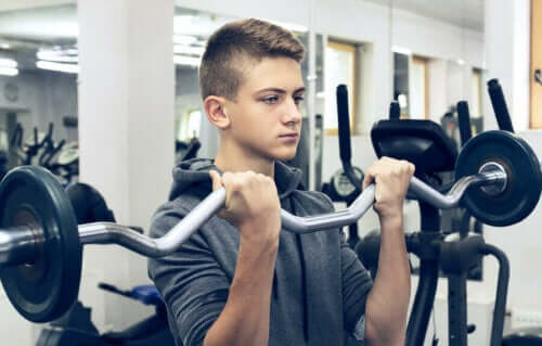Ung mann som trener biceps.