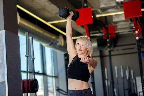 En kvinne som gjør CrossFit-øvelser for å styrke skuldrene