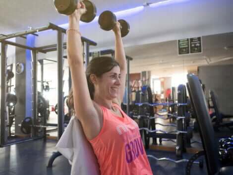 En kvinne som løfter vekter på treningsstudioet.