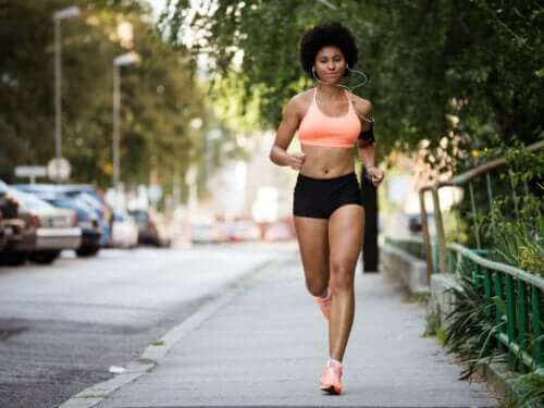 En kvinne som løper i byen, hjertet ditt forandrer seg når du trener.