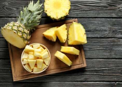 ananas på et skjærebrett; fordelene med ananas