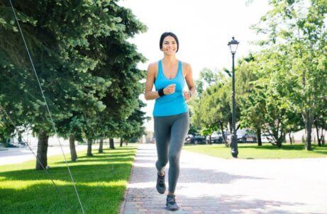 en kvinne som jogger i en park