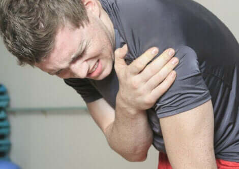 mannlig atlet med skuldersmerter