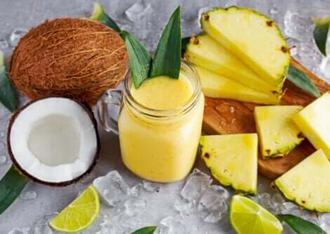 smoothie laget av ananas og kokosnøtt; fordelene med ananas