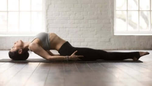 Å trene yoga hjelper mot stress.