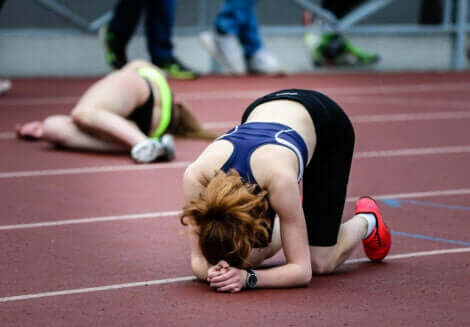 En kvinne er skuffet etter å ha tapt et løp.