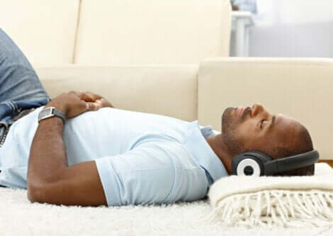 En mann som slapper av og hører på musikk.