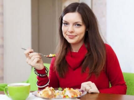 Kvinne som spiser et sunt kosthold i henhold til menstruasjonssyklusen