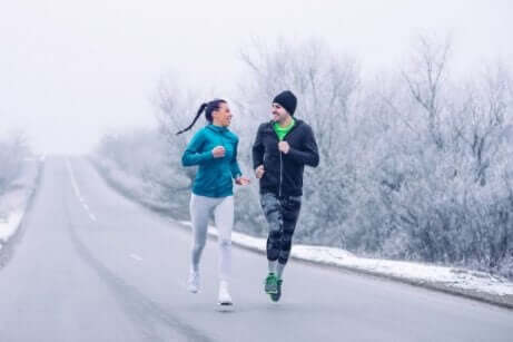 Et par som løper ute om vinteren.