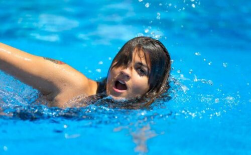 Kvinne som svømmer og utfører raske kardioøvelser.