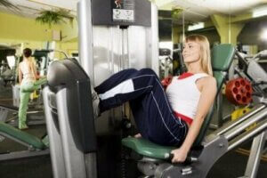 Tren på treningsstudioet for å forbedre idrettsytelsen din