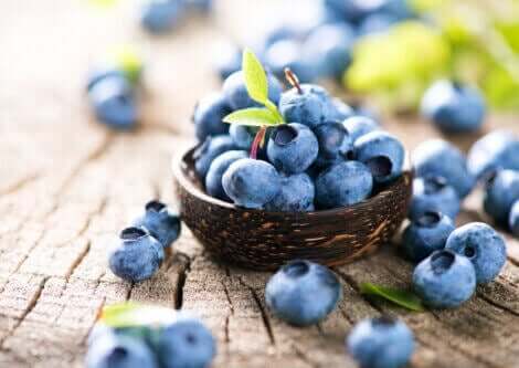 En bolle med blåbær, som ikke bør inngå i et diett med lite oksalat.