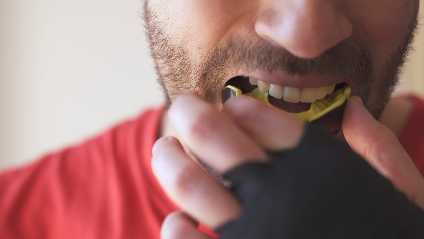 Beskytt alltid tennene før trening eller konkurranse for å unngå ytterligere skade.