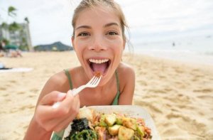 Leer hoe je twee gezonde strandmaaltijden maakt