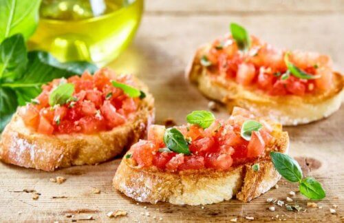 Snel en gezond ontbijt, toast met tomaat en olijfolie