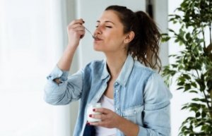 Vrouw eet yoghurt