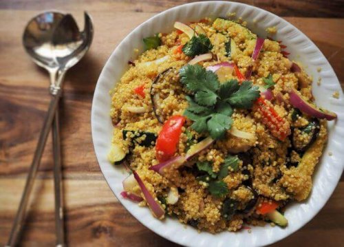 bord met quinoa en groenten