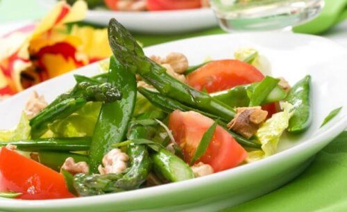 Salade met tomaten en noten