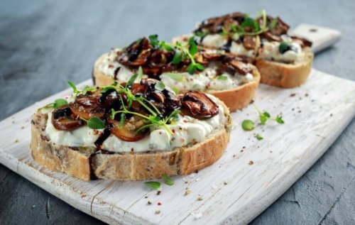 geroosterd broodje gezond met champignons