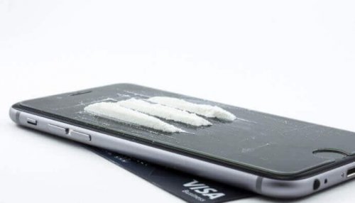 lijntjes cocaïne op achterzijde smartphone