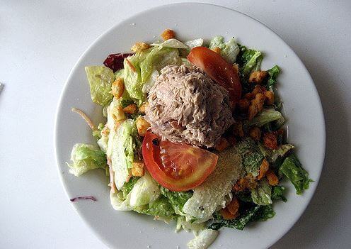 bord met tonijnsalade
