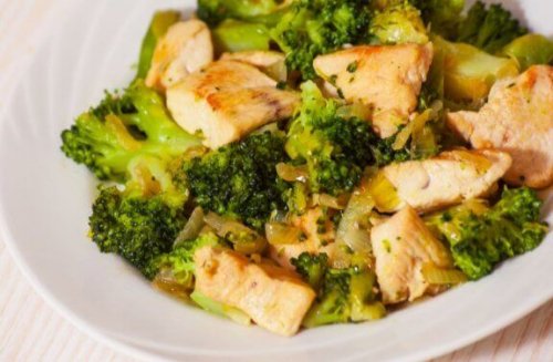 bord met broccoli en stukjes kip