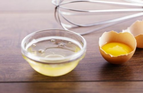 eiwit in schaaltje en eigeel in halve eierschaal