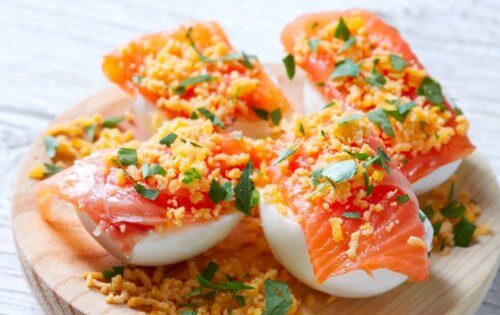 Gevulde eieren met zalmrecepten hoog in omega 3-vetzuren