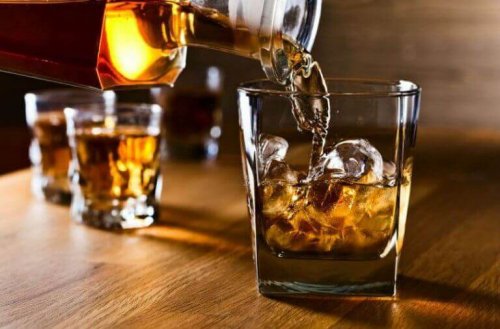 glas wordt volgeschonken met whiskey