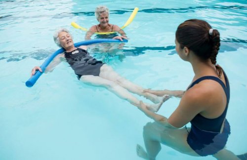 oudere vrouwen krijgen zwemles