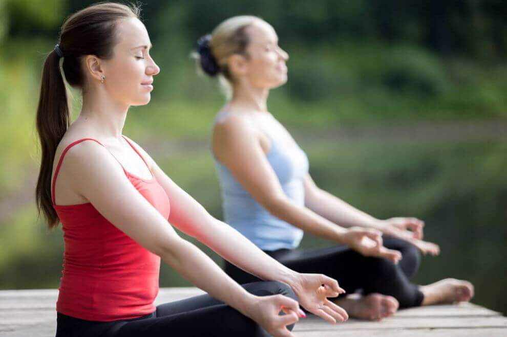 Twee vrouwen die elke dag mediteren beoefenen yoga