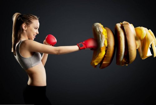 vrouw bokst tegen hamburgers