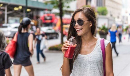 vrouw drinkt smoothie op straat