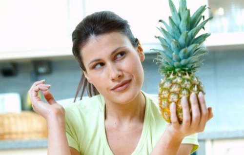 vrouw heeft ananas in haar hand