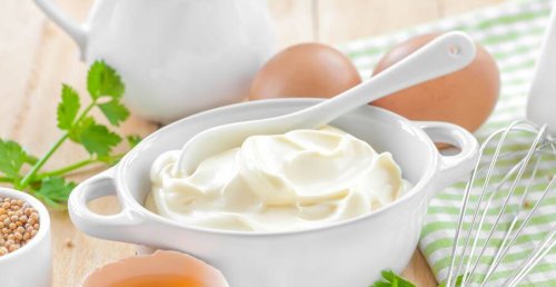 bakje met mayonaise van eiwit