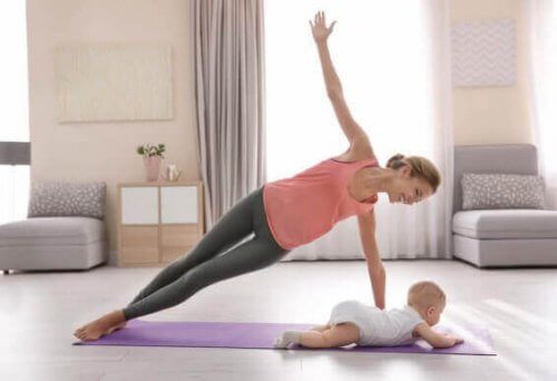 Moeder die yoga doet naast haar baby.