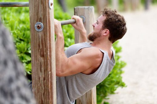 Man doet inclined pull-up