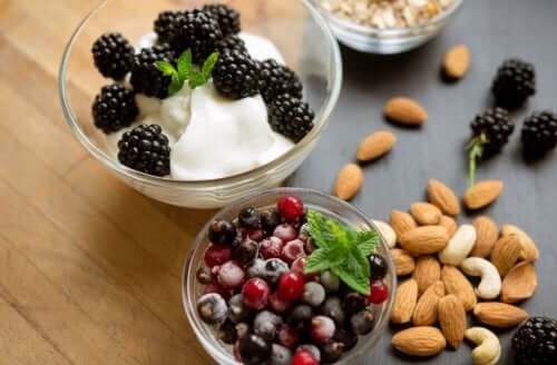 Een kom met noten yoghurt en fruit
