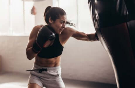 Vrouw traint met boksbal