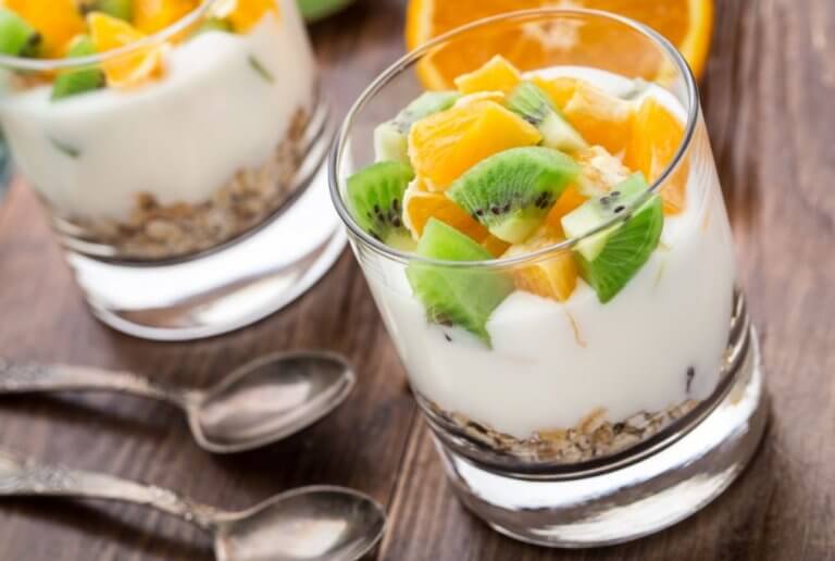 Jogurt z owocami i płatkami w szklance