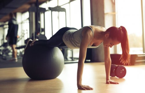 mięśnie dna miednicy - kobieta ćwicząca na piłce do pilatesu