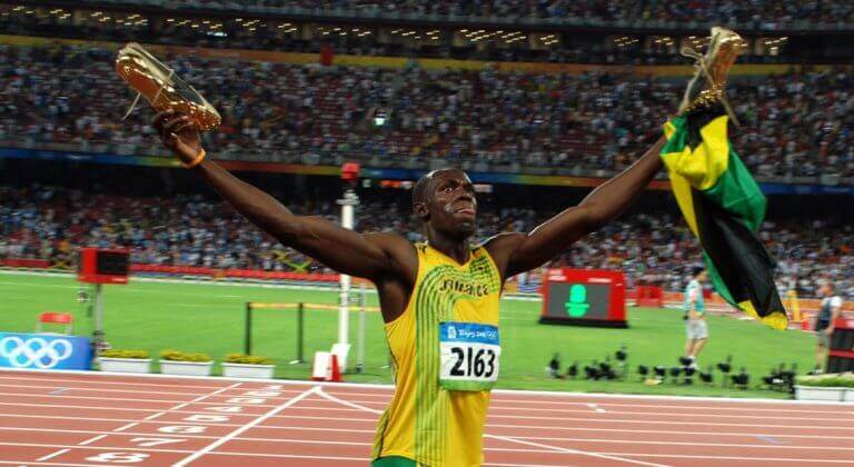 Usain Bolt unoszące ręce w geście triumfu