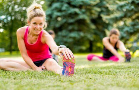 Prawidłowe odżywianie kobiety ćwiczące w parku