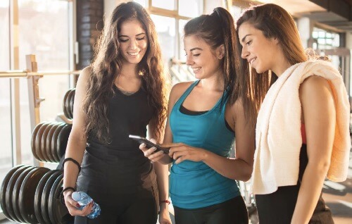 Aplikacje na telefon: zestawy ćwiczeń na siłowni